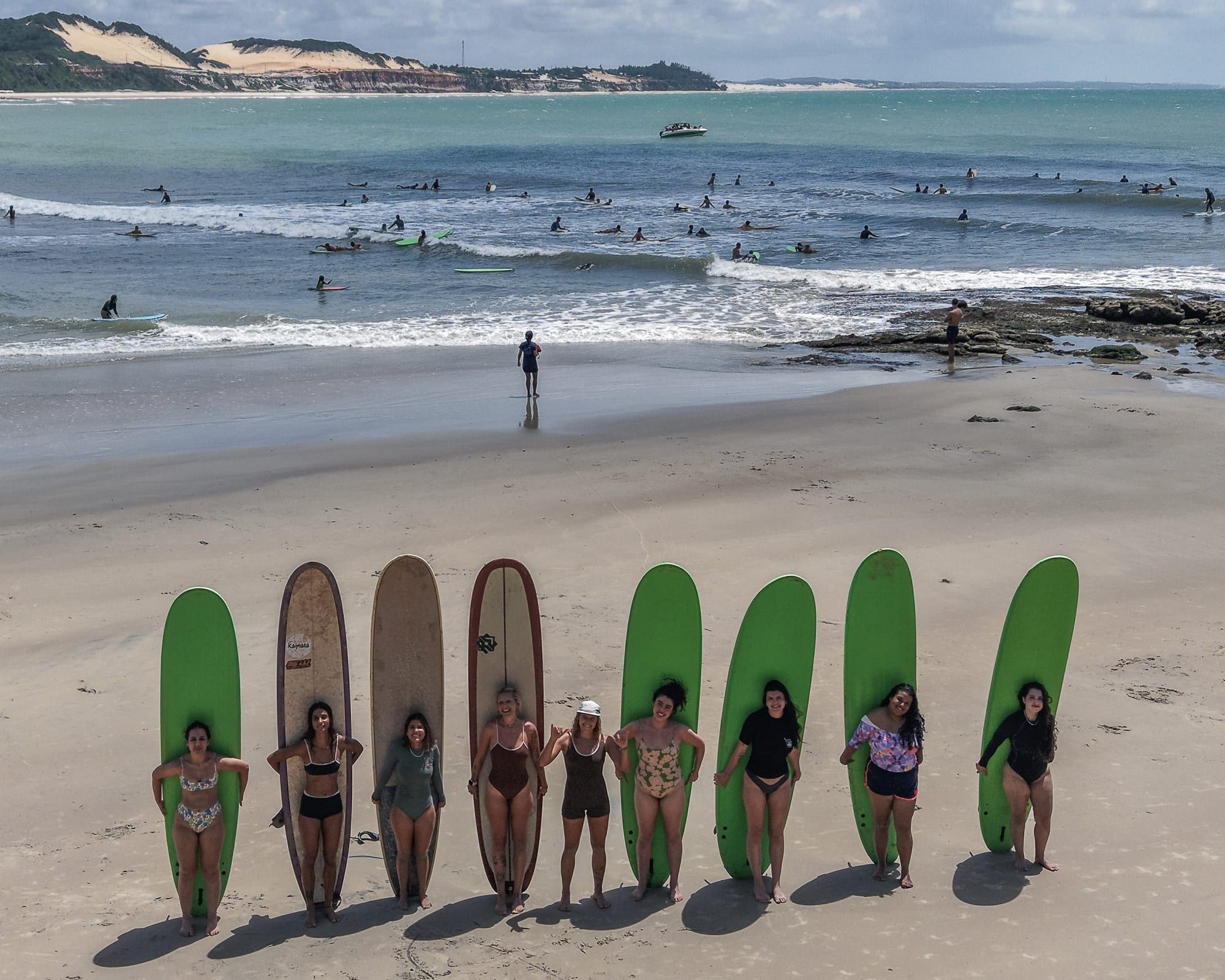 Aula de surf em grupo na Praia da Pipa com pranchas de longboard na areia
