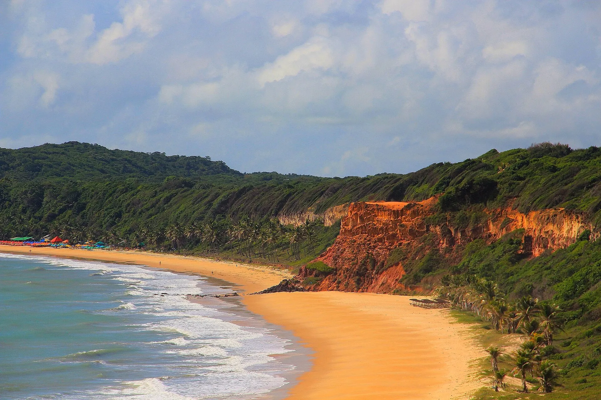 Baía dos Golfinhos de Pipa vista da falésia, com a enseada de mar calmo onde vivem os botos-cinza