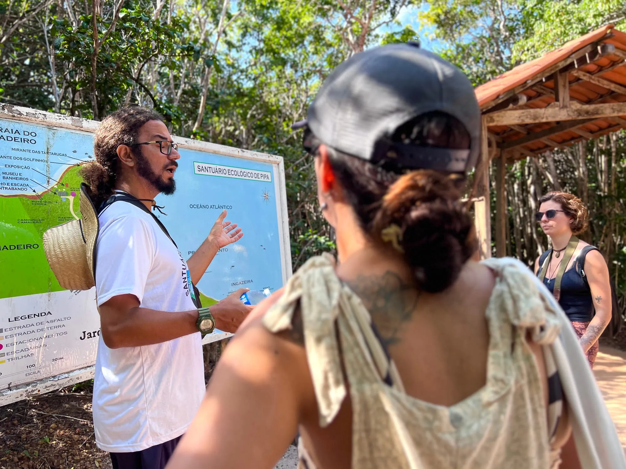 Biólogo local conduz um grupo por uma trilha de Mata Atlântica no Santuário Ecológico de Pipa