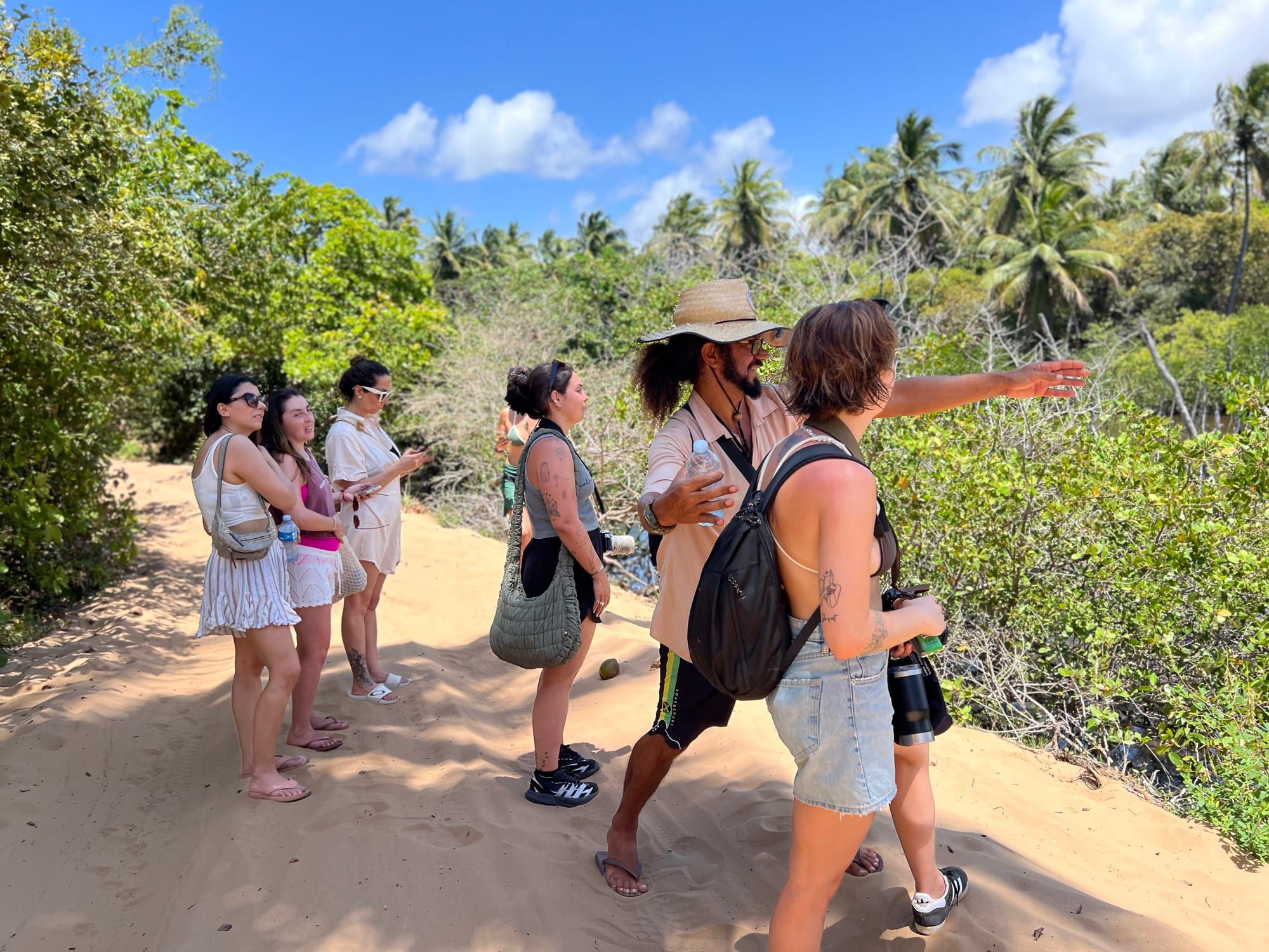 Condutor local mostra a paisagem para um grupo de viajantes em Pipa