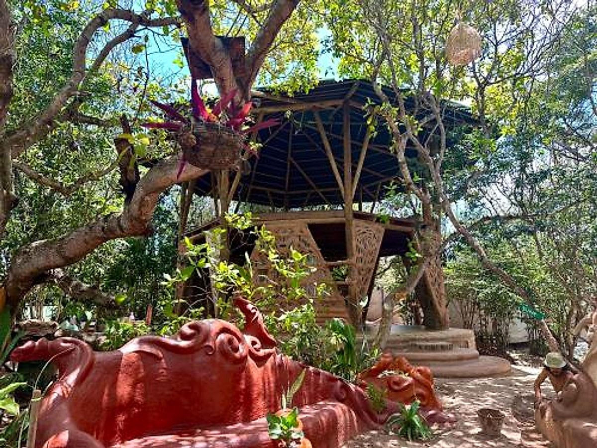 Jardim do Mapu EcoHostel com cabana de bioconstrução entre as árvores, em Pipa